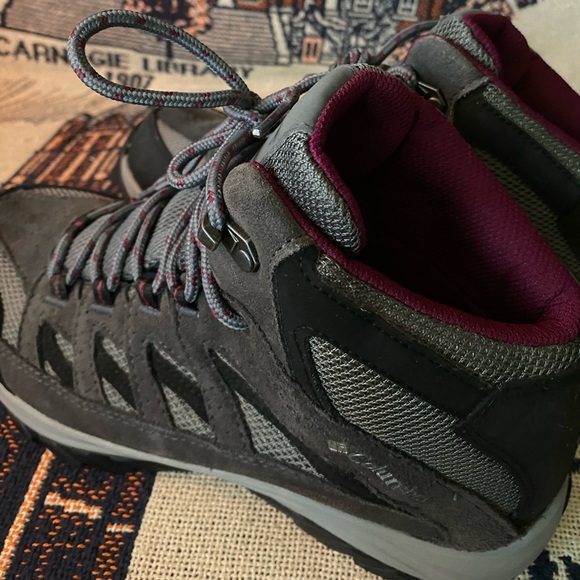 Womens Columbia Crestwood Mid Hiking Boots - Picture 12 of 13